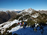 43 Scendendo dal Cancervo al Passo di Grialeggio  con vista in Venturosa